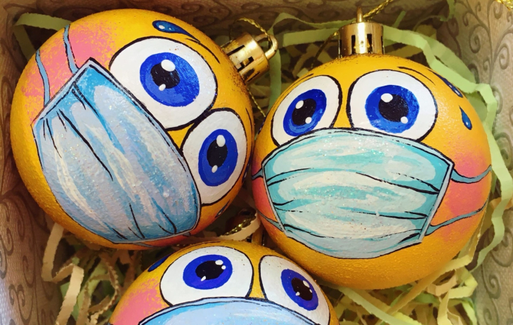 Новогодние украшения рисует пермская художница Елена Хасанова. 