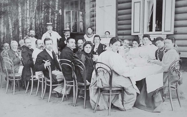 Группа отдыхающих на даче 1917