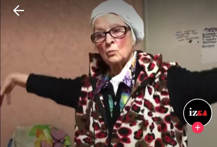 Она снимает юмористические ролики о своей жизни.