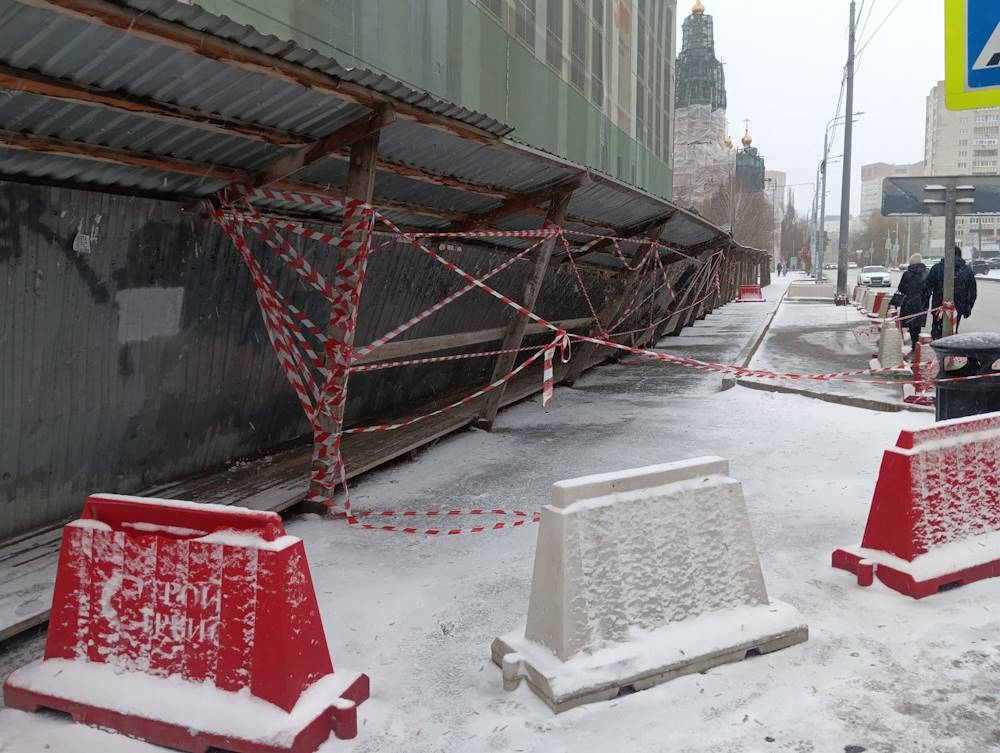 В центре Перми рушится пешеходный переход около долгостроя