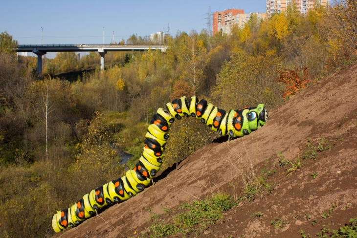 Художник Александр Жунёв поселил в долине Егошихи гигантскую жёлтую гусеницу