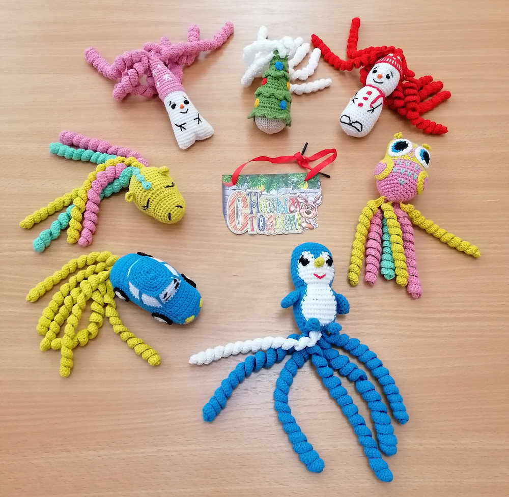 В Перми связали новогодние игрушки для недоношенных детей