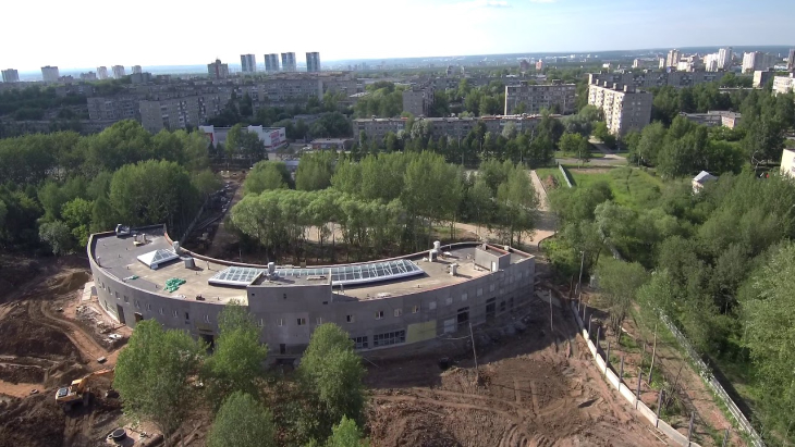 Новый зоопарк на Нагорном строится с 2017 года, подрядчик значительно отстал от сроков и допустил серию нарушений при строительстве.