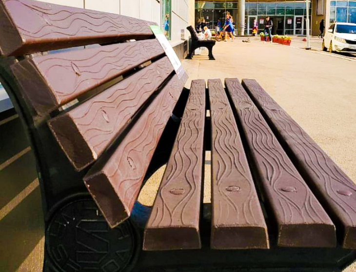В Перми начали изготавливать скамейки из мусорных пакетов