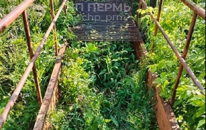 В Перми вандалы похитили часть лестницы у места крушения «Боинга»