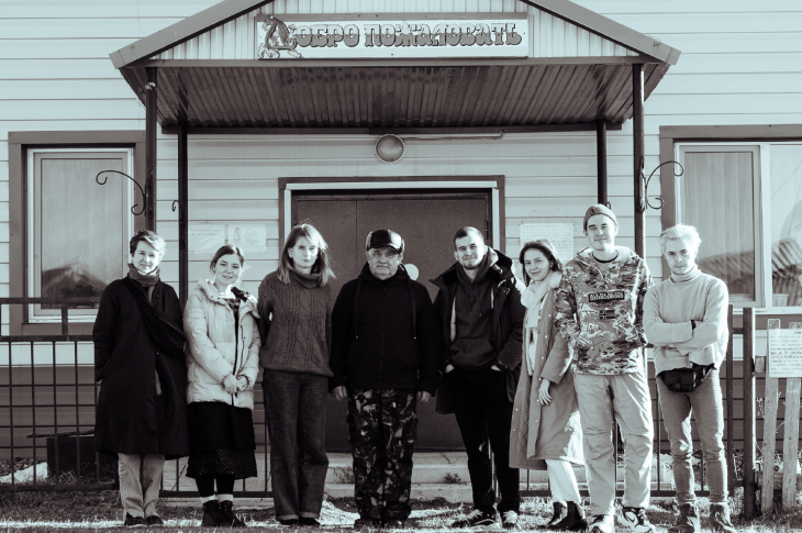 В основу спектакля «Улетают птицы» легли интервью, которые провела команда «немхата» с жителями деревни Пелым Кочевского района.