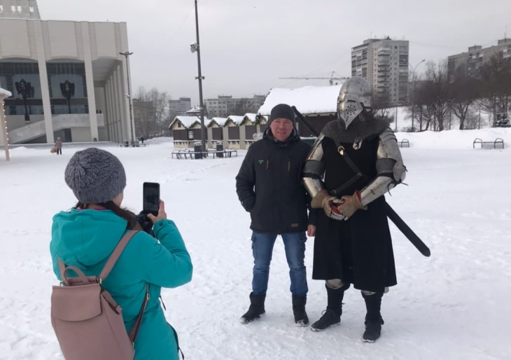 Пермский учитель надевает рыцарские доспехи и гуляет в них по центру города 
