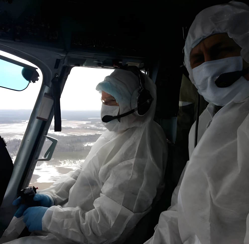 Врачи в вертолете