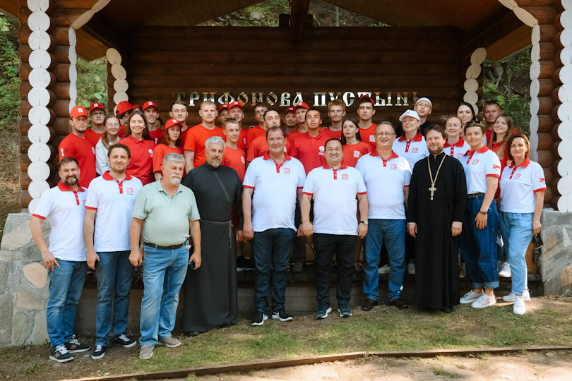 Молодые специалисты организаций Группы «ЛУКОЙЛ» в Пермском крае завершили 10-й, юбилейный сезон волонтёрского лагеря на святом источнике Трифона Вятского. 25 сотрудников в течение десяти дней вели благоустроительные работы на территории источника. Эта смена отличительна ещё и тем, что каждый из нефтяников оказался в волонтёрском лагере впервые.Инициатива основания трудового лагеря зародилась у лукойловцев ещё в 2013 году. Тогда святое место остро нуждалось в восстановлении и благоустройстве. Молодые нефтяники приехали на берег реки Камы в Нижних Муллах, разбили палаточный лагерь и приступили к работе. Тогда всего за три дня они не только расчистили территорию от мусора и скосили траву, а возвели небольшую часовню.Итогом десятилетней деятельности волонтёров-нефтяников стали оборудованные спуски и подъёмы, часовня, купель и большой дом для гостей и волонтёров.Святой источник преподобного Трифона Вятского в народе называют чудотворным. Место пользуется популярностью: только за прошедшие два летних месяца здесь побывали более пяти тысяч человек. Паломники и просто туристы регулярно отмечают позитивные изменения территории, которая преобразилась благодаря вкладу компании.