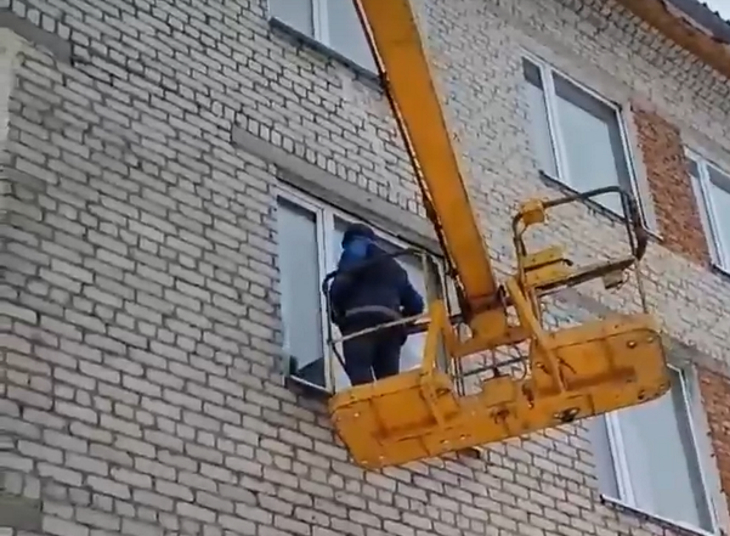Житель Прикамья поднялся на подъёмном кране к жене в роддом