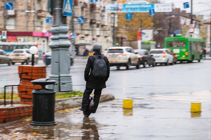 Владислав Шмуратко катается на моноколесе с прошлого лета и часто использует его вместо транспорта