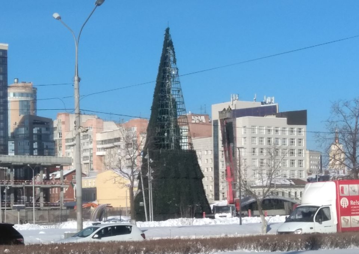 30-метровая искусственная ель была установлена в центре города в конце ноября.