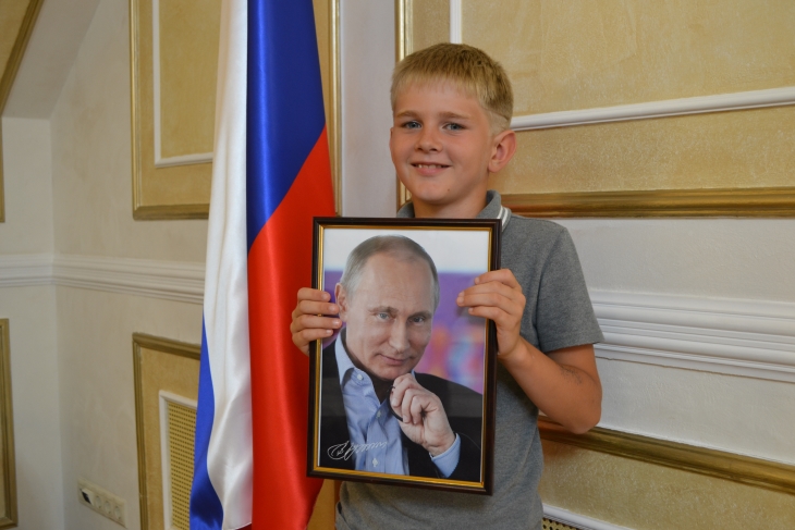 В приемной президента в Перми Артему вручили подарок от Владимира Путина