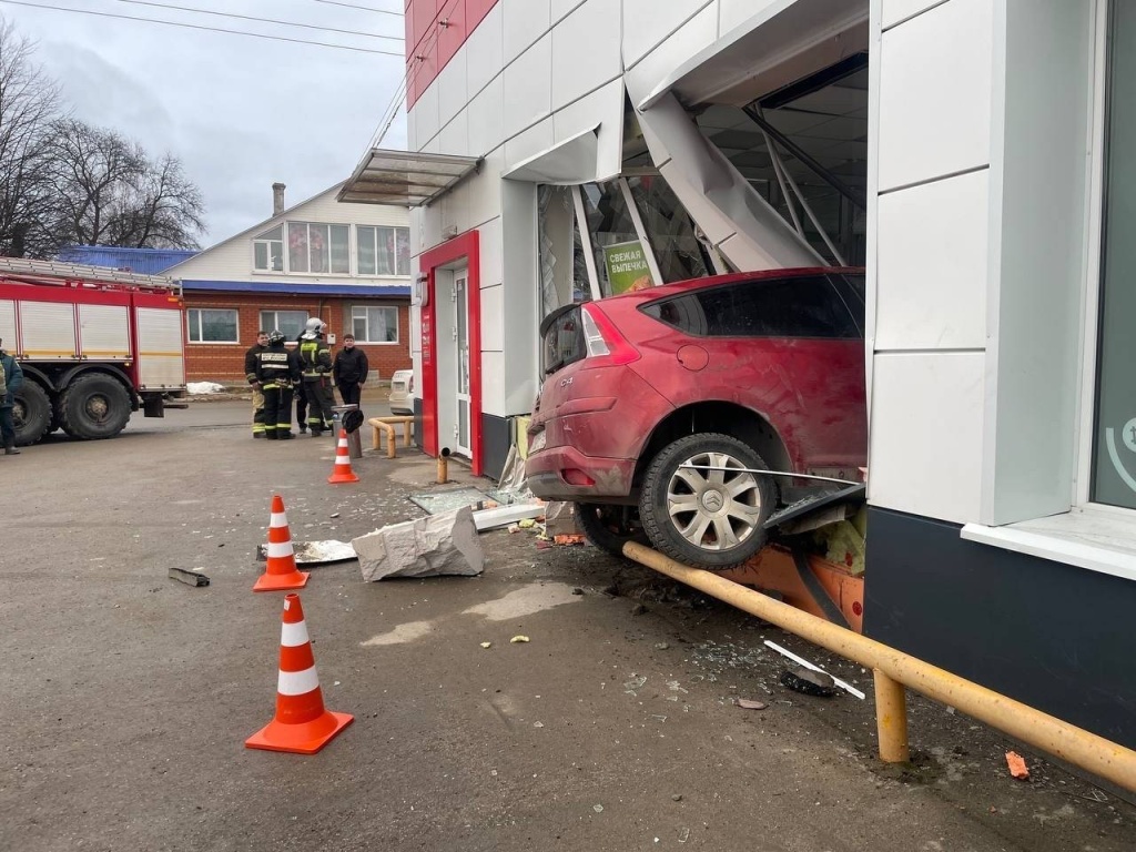 В Прикамье машина пробила стену магазина «Магнит»