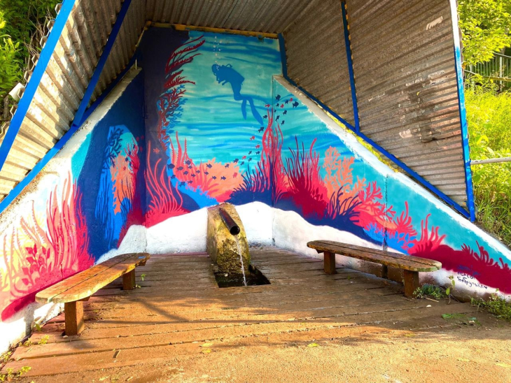 Родник находится за санаторием «Алмед» и пользуется большой популярностью у жителей Кировского района.