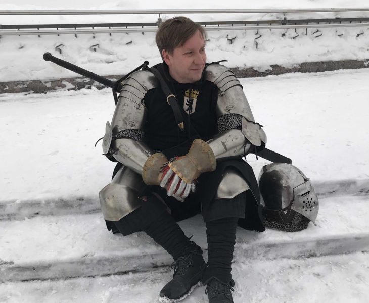Пермский учитель надевает рыцарские доспехи и гуляет в них по центру города 
