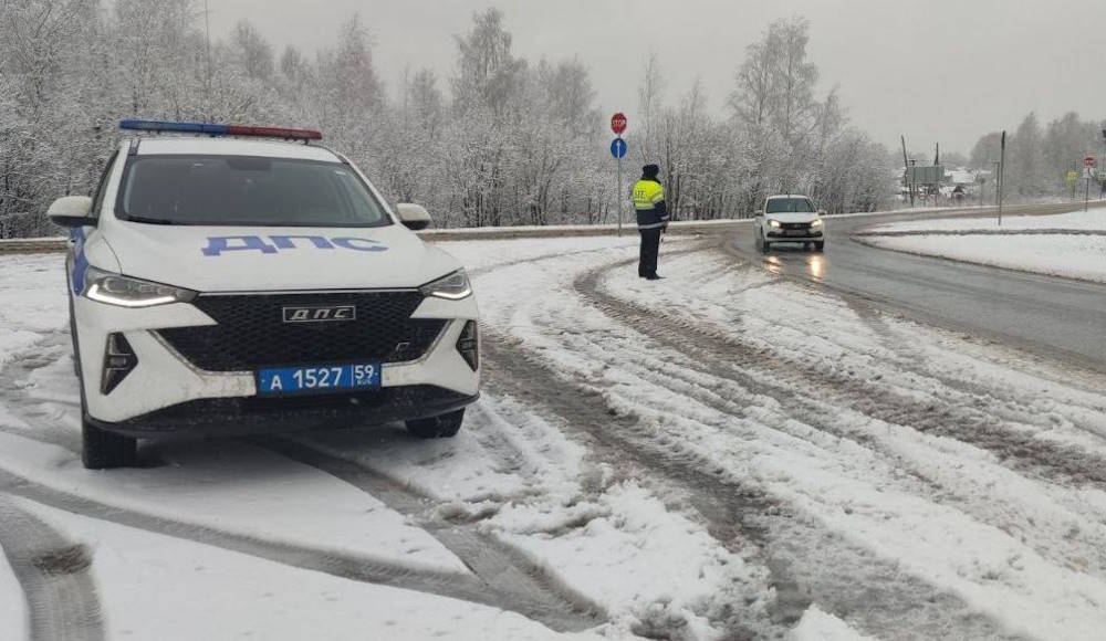 ГИБДД предупредила водителей о гололеде на дорогах Пермского края