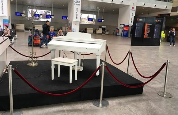 В пермском аэропорту установили рояль