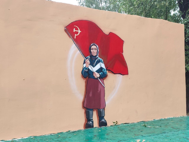 В Перми появился уличный рисунок «бабушки с флагом»