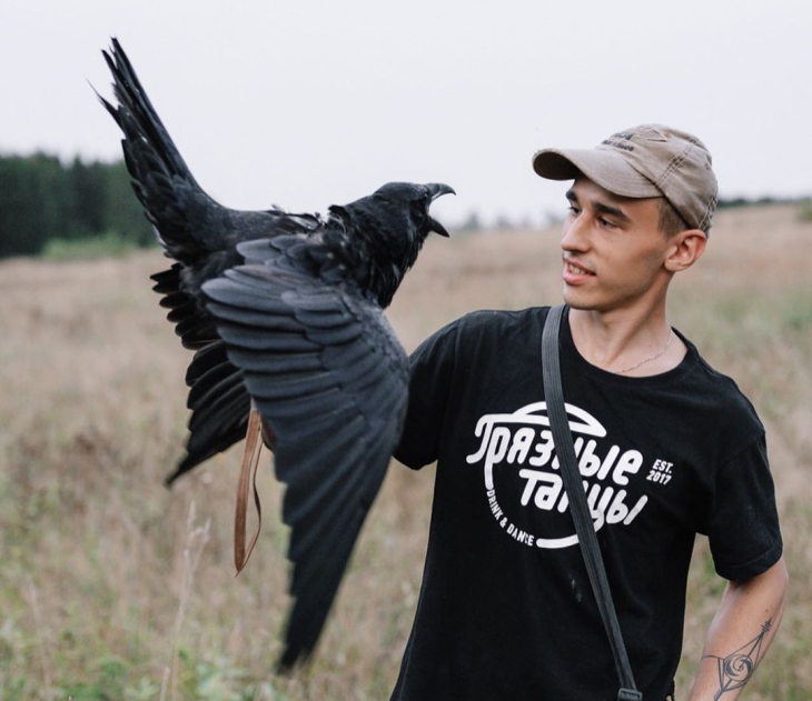 Как житель Лысьвы спас вороненка от гибели и сделал его популярным блогером в стране