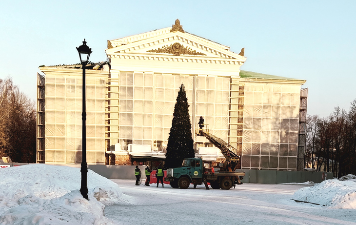 В Перми в районах города начались работы по демонтажу новогодних ёлок и украшений. 