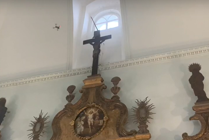 В пермской галерее при помощи дрона сканируют 22-метровый иконостас