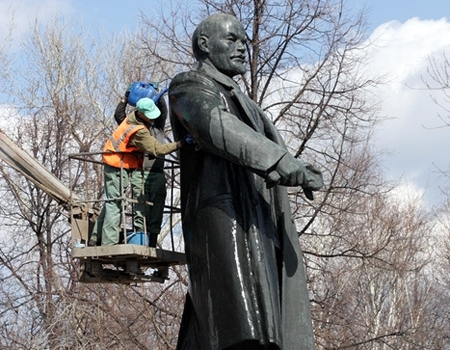 Сегодня в Перми помоют памятники Ленину и Татищеву