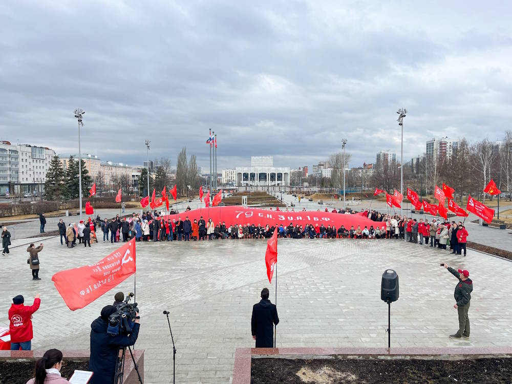В Пермь прибыла 200-метровая копия Знамени Победы