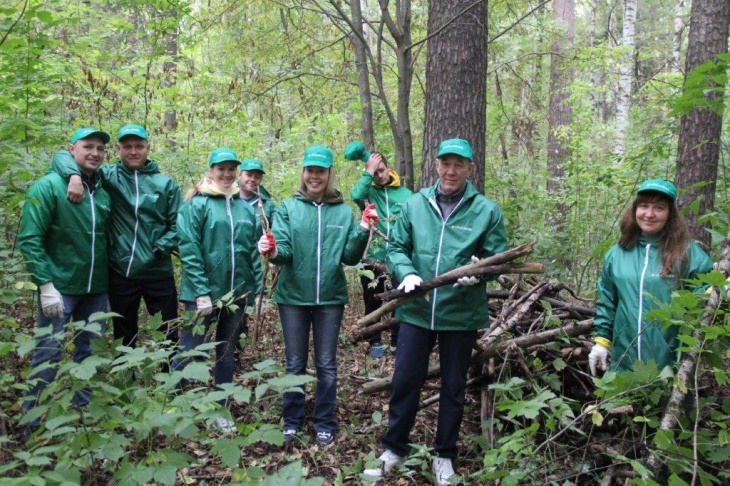 Работники «Уралхима» провели уборку в Черняевском лесу 