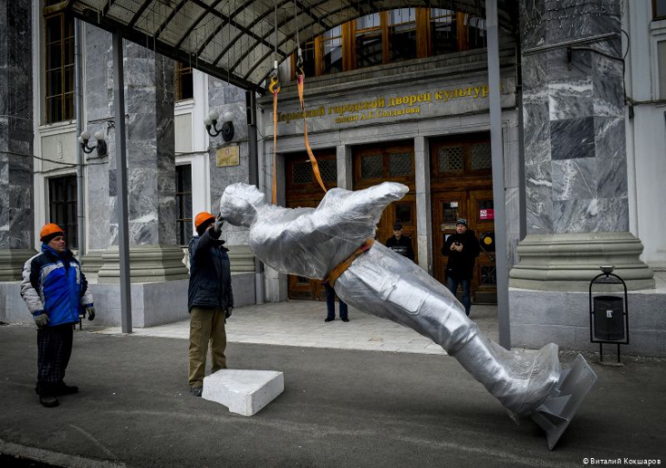 У входа в ДК Солдатова установили обновленные скульптуры лётчиков ...