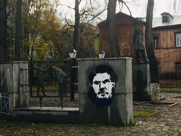 В пермском сквере появилась новая работа в память о художнике Александре Жунёве