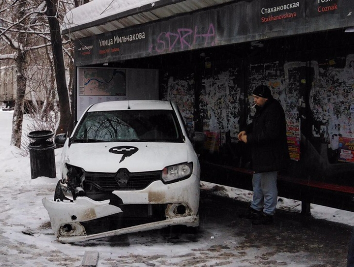 В Перми такси сбило трех человек на остановке Мильчакова