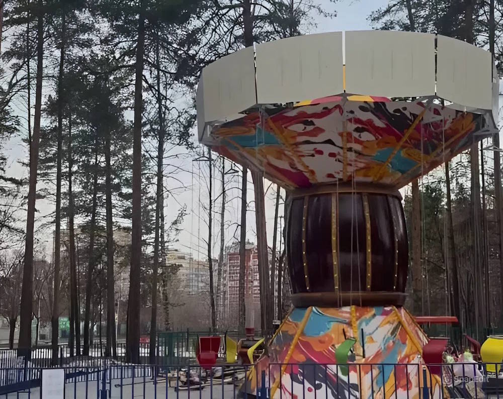 В Балатовском парке начали устанавливать аттракционы