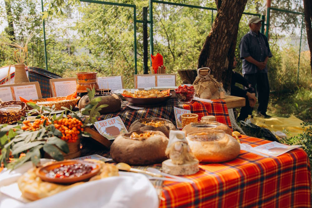 Три тысячи литров сура, больше 100 артистов и экскурсия на ржаное поле: как прошёл фестиваль «Бур Сур»