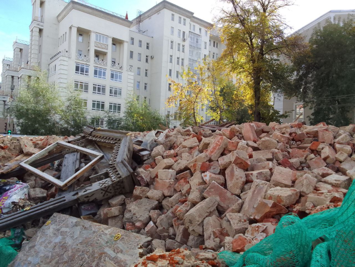 На Разгуляе начался снос старого здания на улице Ленина 