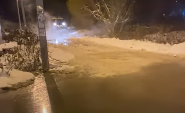 На месте посменно работали аварийные бригады, спецтехника. 