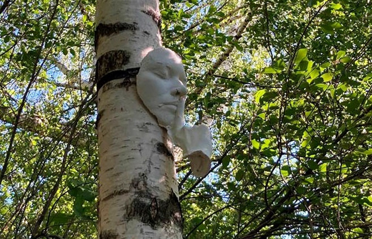 В долине Егошихи появились гипсовые части тела, призывающие не шуметь и смотреть под ноги