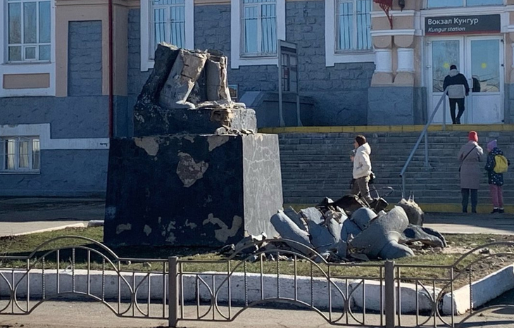 Днем 29 марта в Кунгуре рухнул памятник Ленину