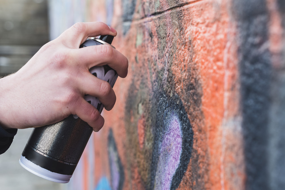 С начала года в Перми ликвидировали более 15 тысяч незаконных граффити