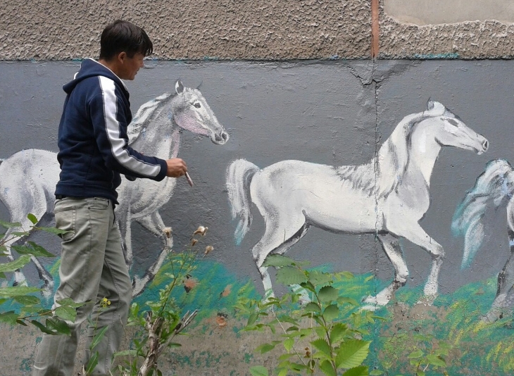 Пермский художник путешествует по стране и разрисовывает старые дома 