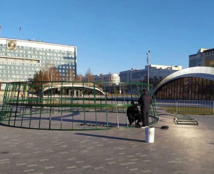На эспланаде Перми началась установка новогодней ели