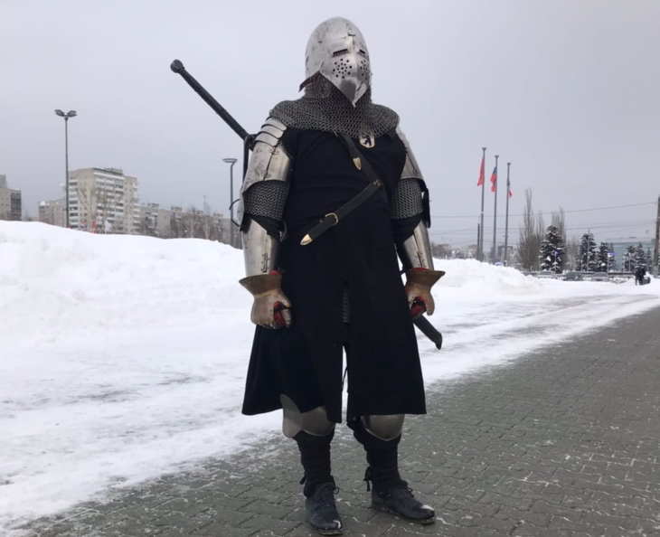Пермский учитель надевает рыцарские доспехи и гуляет в них по центру города 