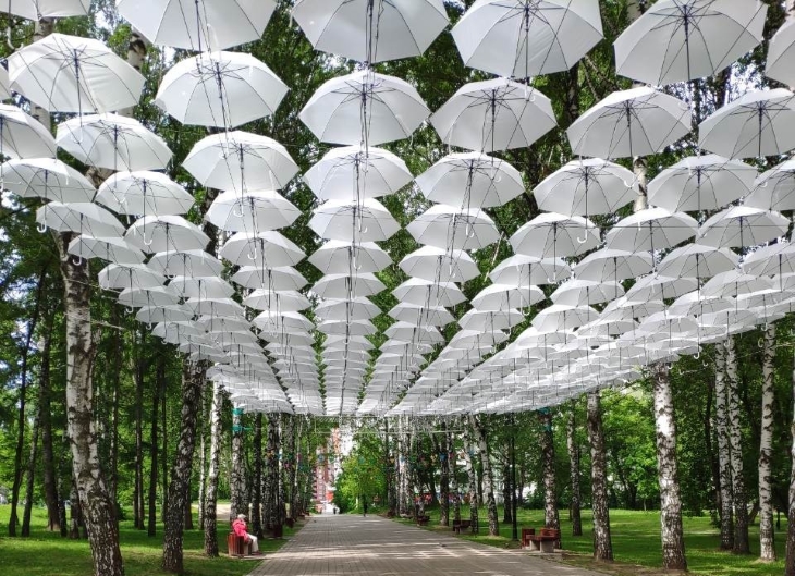 В Перми вновь появилась инсталляция из 216 белых зонтов