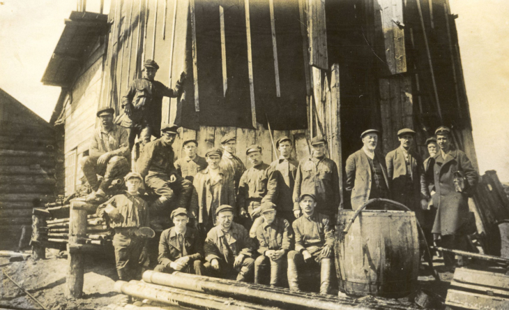 Павел Преображенский с работниками буровой, 1929 год.