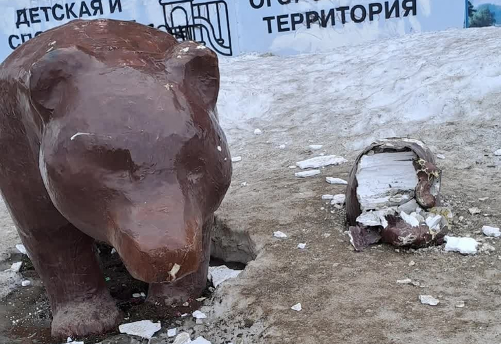 В Закамске вандалы полностью разрушили скульптуру медвежонка