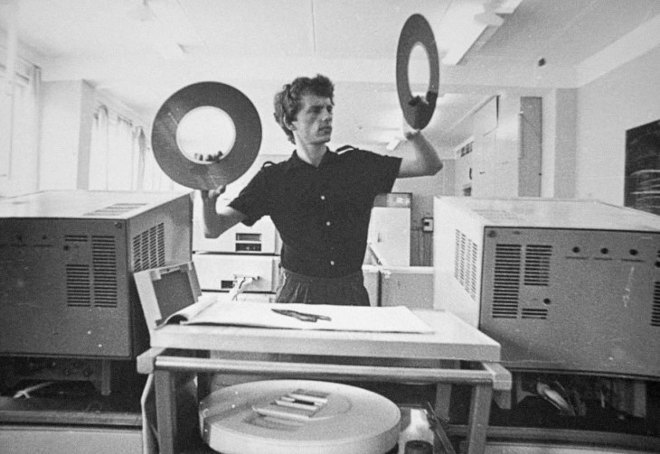 Технический специалист вычислительного центра Пермского политехнического института с магнитными дисками для ЕС ЭВМ. Пермь, 1970-е