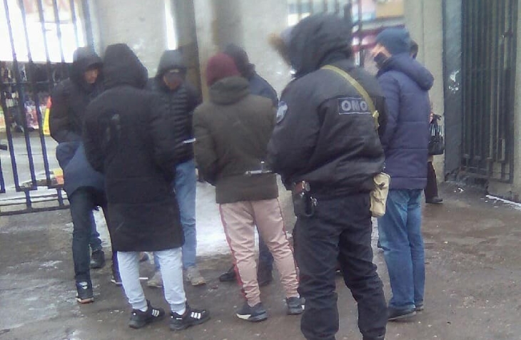 Полиция задержала на центральном рынке несколько десятков человек