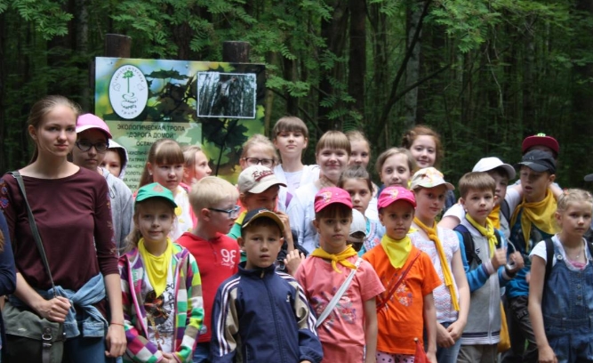 Школьники на экскурсии в Черняевском лесу.