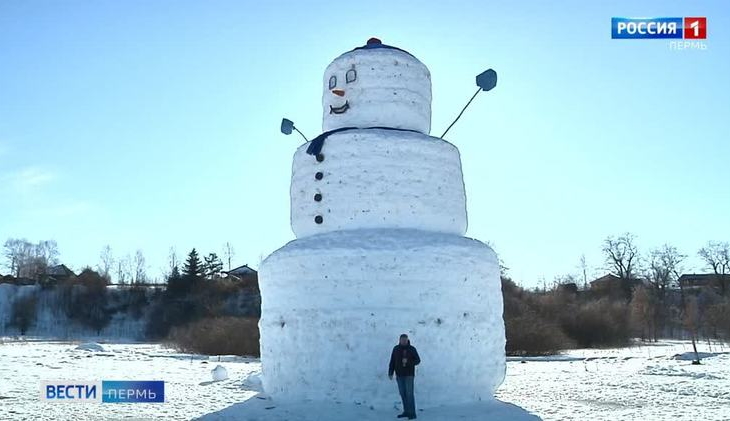 На берегу Камы построили снеговика высотой с 4-этажный дом
