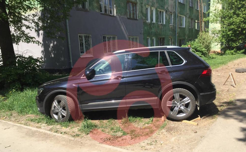  В Перми запустили рейды по пресечению парковок на газонах
